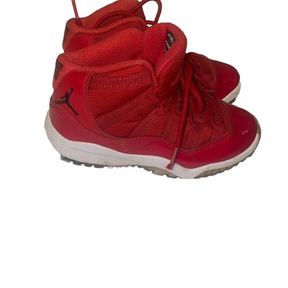 𝅺Kids Nike air Jordan retro 11 red patent leather sneakers size 13c